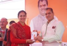 GST बिल लेने वालों को मंत्री ने बाँटे पुरस्कार, जनता ने की योजना की सराहना