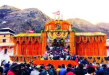 वैदिक मंत्रोच्चार की दिव्य ध्वनि के बीच खुले बद्रीनाथ धाम के कपाट, श्रद्धालुओं पर हेलीकॉप्टर से हुई पुष्पवर्षा