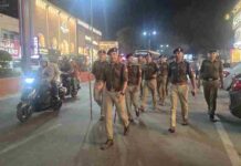 आमजन को सुरक्षा का भरोसा व सतर्कता का संदेश देने के लिये दून पुलिस ने निकाला फ्लैगमार्च, जनपद के नगर व देहात क्षेत्र में पुलिस द्वारा पीएसी के साथ फ्लैगमार्च कर दिया सुरक्षा का संदेश